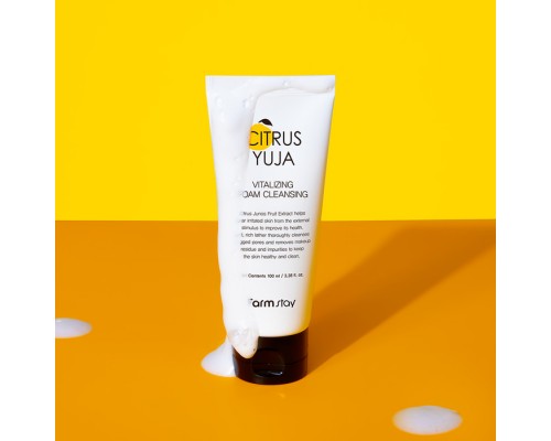 Schiuma detergente rivitalizzante Citrus Yuja FarmStay